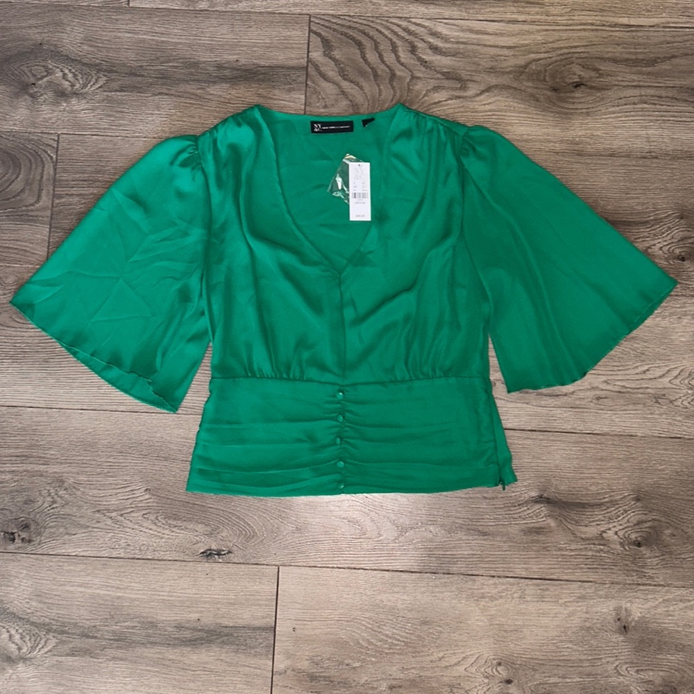 New York & Company Cropped Flutter Sleeved Blouse New with Tags Size Medium